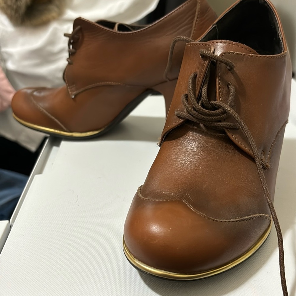 Lace up office shoes.  Oxford style with 2.5 inch heel.  6.5